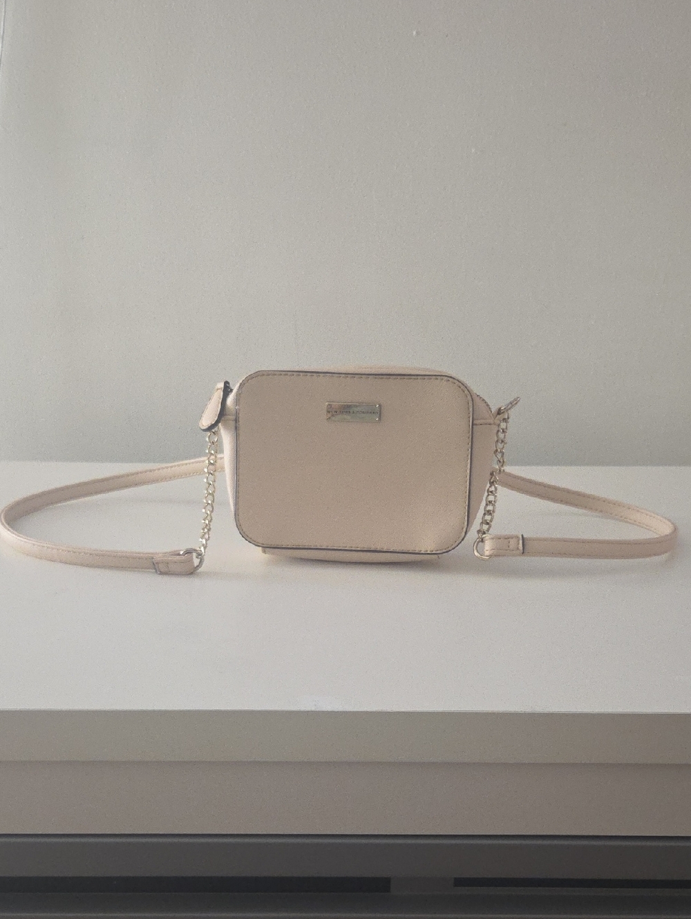 New York  & Company Elegant Cream Crossbody Bag with Chain Strap